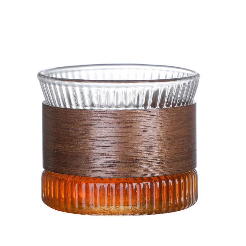 Ceașcă de cafea din sticlă cu inel din lemn izolant, textură ciocănită și vene verticale