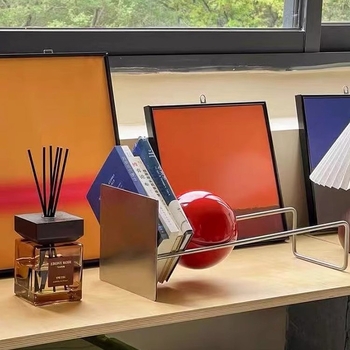 Oțel inoxidabil, raft înclinat de birou pentru cărți și reviste — decor Bauhaus inspirat