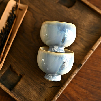 Ceșuță ceramică Gongfu pentru ceai, turnată pe roată, cu glazură albastru-cerneală și picior înalt