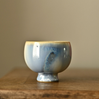 Ceșuță ceramică Gongfu pentru ceai, turnată pe roată, cu glazură albastru-cerneală și picior înalt