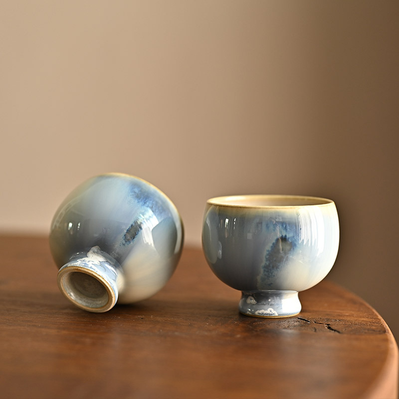 Ceșuță ceramică Gongfu pentru ceai, turnată pe roată, cu glazură albastru-cerneală și picior înalt