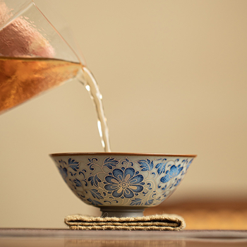 Căniță de ceai ceramică albastru-antic, pentru servire individuală, în set Gongfu, cu motiv lotus
