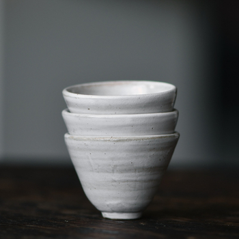 Ceșcuță de ceai din porțelan, lucrată manual, glazură pudră, capacitate mare, set Kung Fu, ceașcă ceramică creativă în formă de pălărie conică.