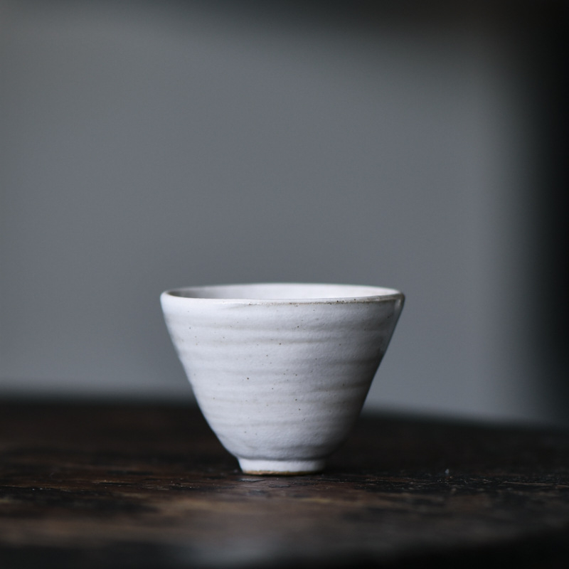 Ceșcuță de ceai din porțelan, lucrată manual, glazură pudră, capacitate mare, set Kung Fu, ceașcă ceramică creativă în formă de pălărie conică.