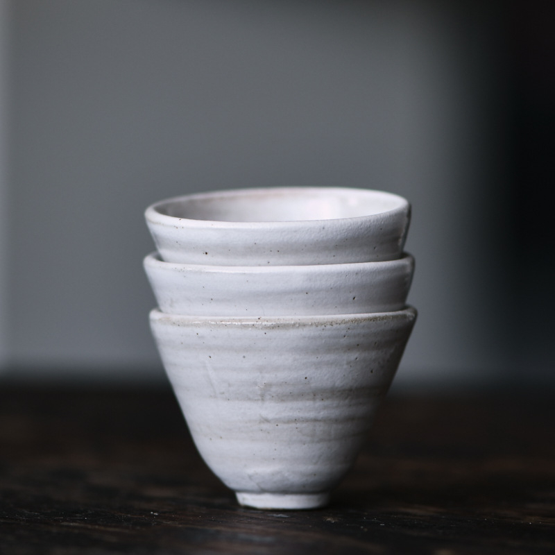 Ceșcuță de ceai din porțelan, lucrată manual, glazură pudră, capacitate mare, set Kung Fu, ceașcă ceramică creativă în formă de pălărie conică.