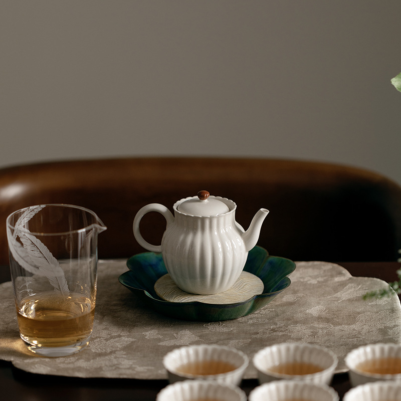 Ceainic în stil japonez, glazură din cenușă vegetală, porțelan alb, filtru cu bilă, design modern și elegant