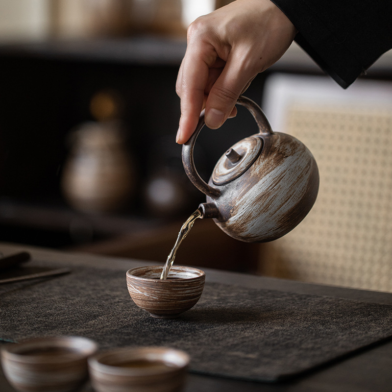 Ceainic ceramic lucrat manual, stil retro, formă de lună plină, mâner de ridicare, stil japonez minimalist, glazură pudră, pentru preparare Gongfu ceai acasă.