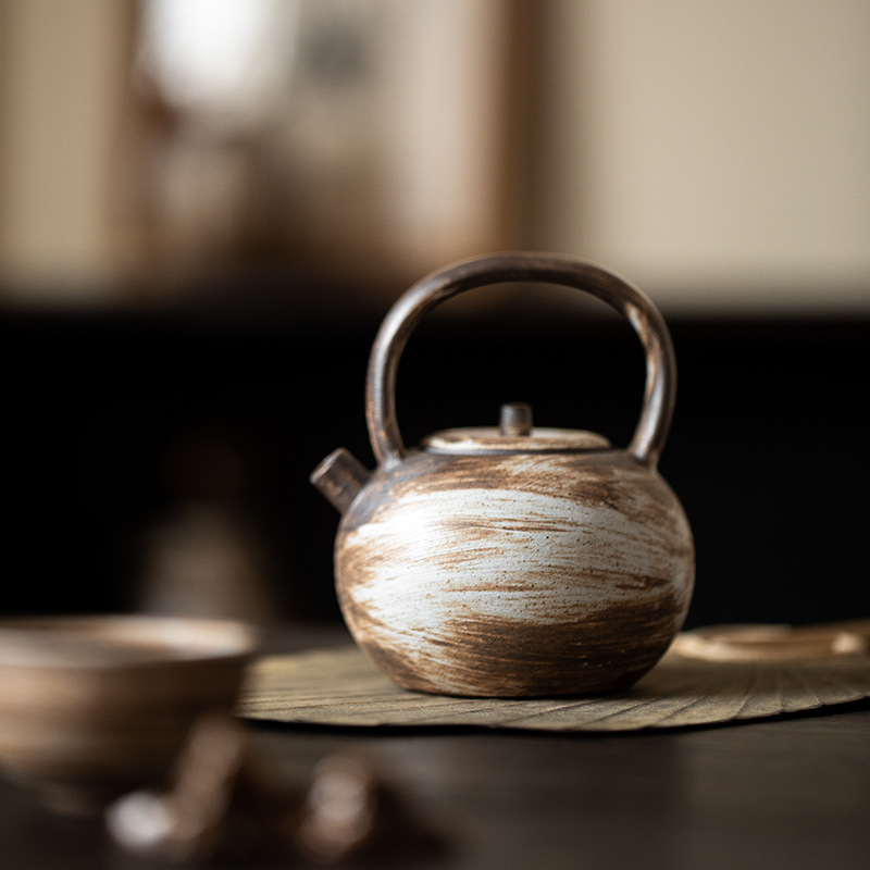 Ceainic ceramic lucrat manual, stil retro, formă de lună plină, mâner de ridicare, stil japonez minimalist, glazură pudră, pentru preparare Gongfu ceai acasă.