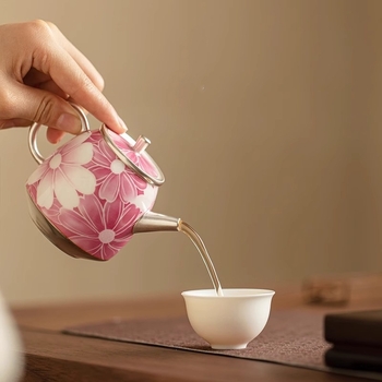 Ceainic ceramic lucrat manual, finisaj argintiu placat cu carmin roșu și motiv floral, mic ceainic pentru uz casnic, set Kung Fu de ceai