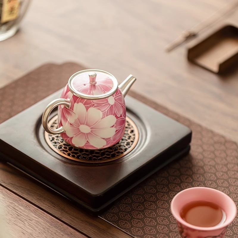 Ceainic ceramic lucrat manual, finisaj argintiu placat cu carmin roșu și motiv floral, mic ceainic pentru uz casnic, set Kung Fu de ceai