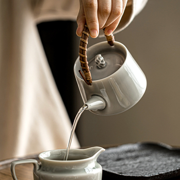 Ceainic ceramic cu mâner, glazură gri înghețată, design modern minimalist pentru ceai Gongfu acasă, cu filtru.