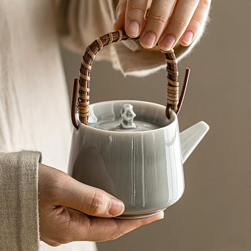 Ceainic ceramic cu mâner, glazură gri înghețată, design modern minimalist pentru ceai Gongfu acasă, cu filtru.