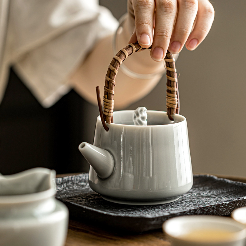 Ceainic ceramic cu mâner, glazură gri înghețată, design modern minimalist pentru ceai Gongfu acasă, cu filtru.