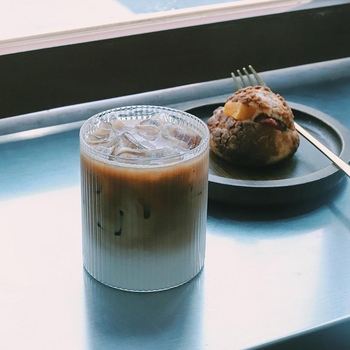 Ceșcuță din sticlă minimalistă, cu dungi verticale, pentru cafea, ceai cu lapte și latte; fund subțire; sticlă borosilicată înaltă; design inspirat din japonez.