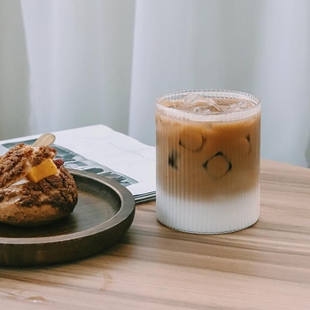 Ceșcuță din sticlă minimalistă, cu dungi verticale, pentru cafea, ceai cu lapte și latte; fund subțire; sticlă borosilicată înaltă; design inspirat din japonez.