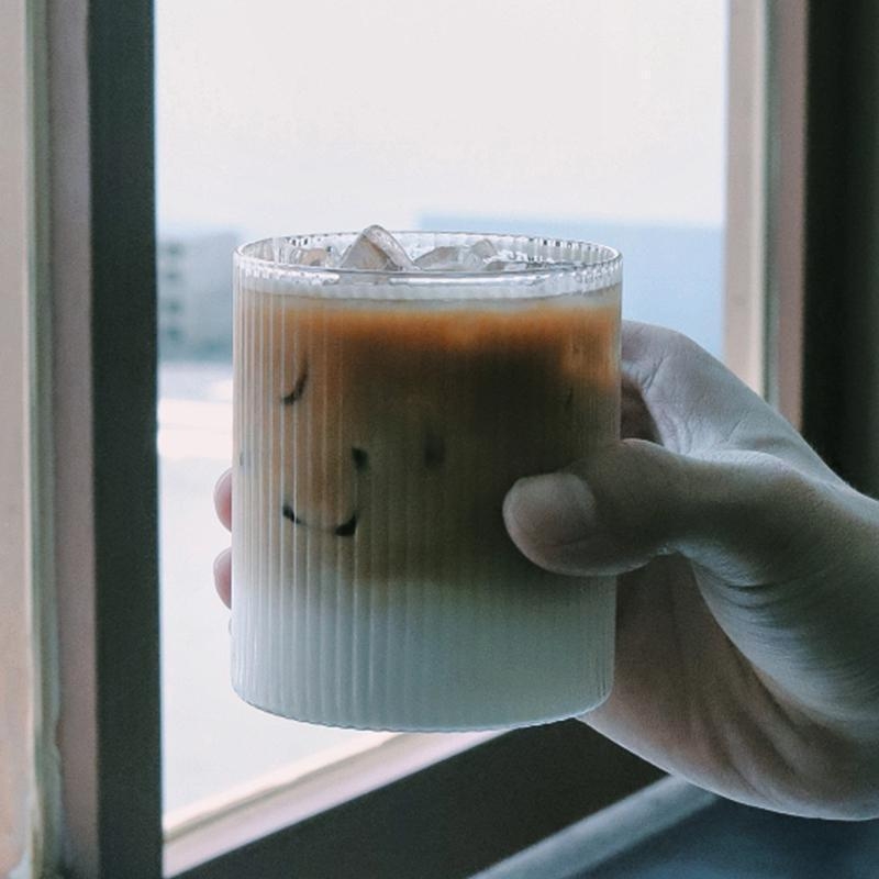 Ceșcuță din sticlă minimalistă, cu dungi verticale, pentru cafea, ceai cu lapte și latte; fund subțire; sticlă borosilicată înaltă; design inspirat din japonez.