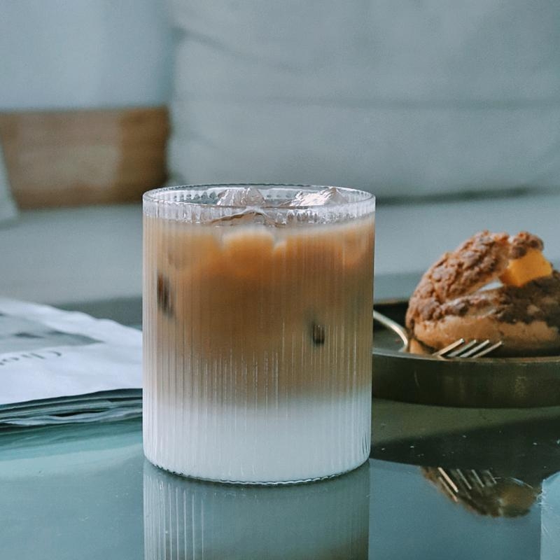 Ceșcuță din sticlă minimalistă, cu dungi verticale, pentru cafea, ceai cu lapte și latte; fund subțire; sticlă borosilicată înaltă; design inspirat din japonez.