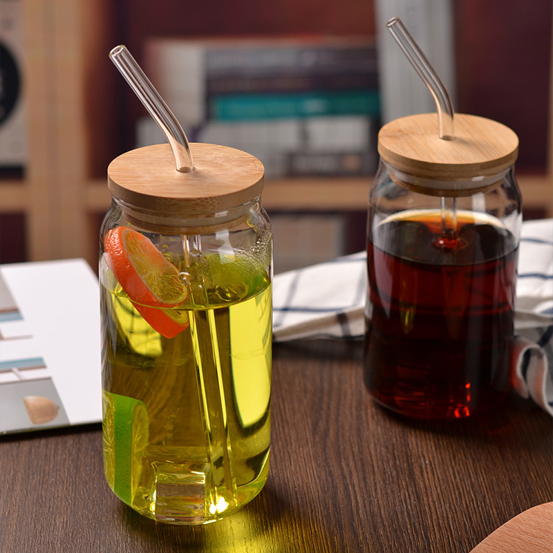 Pahar din sticlă borosilicat de înaltă rezistență, cu capac și pai, pentru ceai cu lapte, cafea și cola; rezistent la temperaturi, stil minimalist, formă cilindrică dreaptă; imprimare logo disponibil.