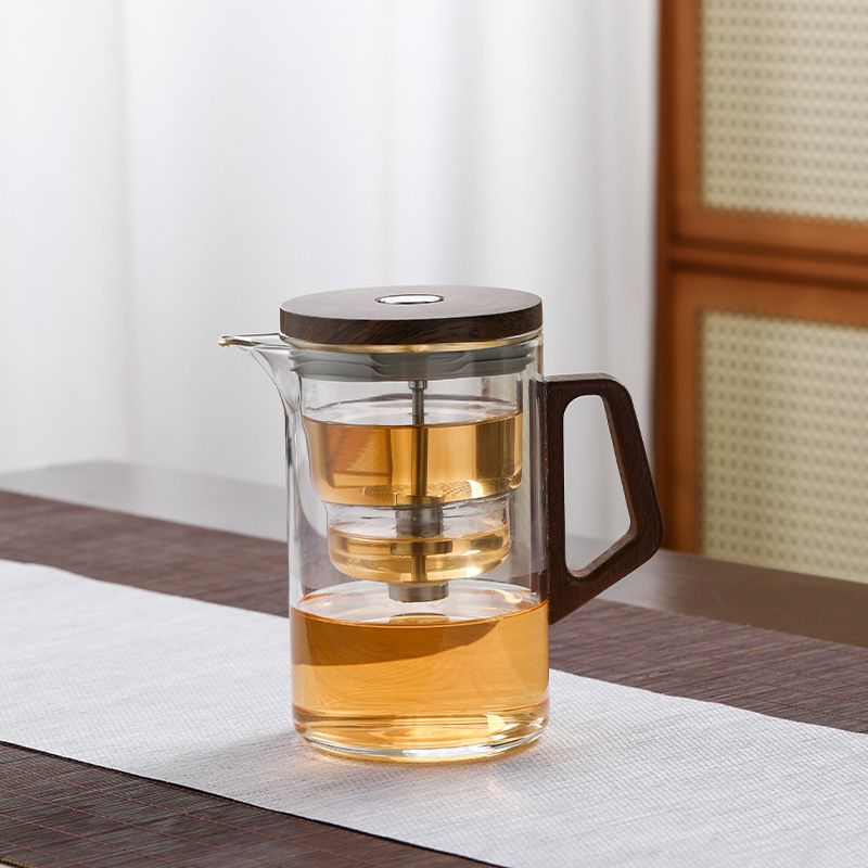 Ceainic cu ceașcă elegantă, filtru cu buton, corp din lemn de nuc și sticlă, separare ceai-apă
