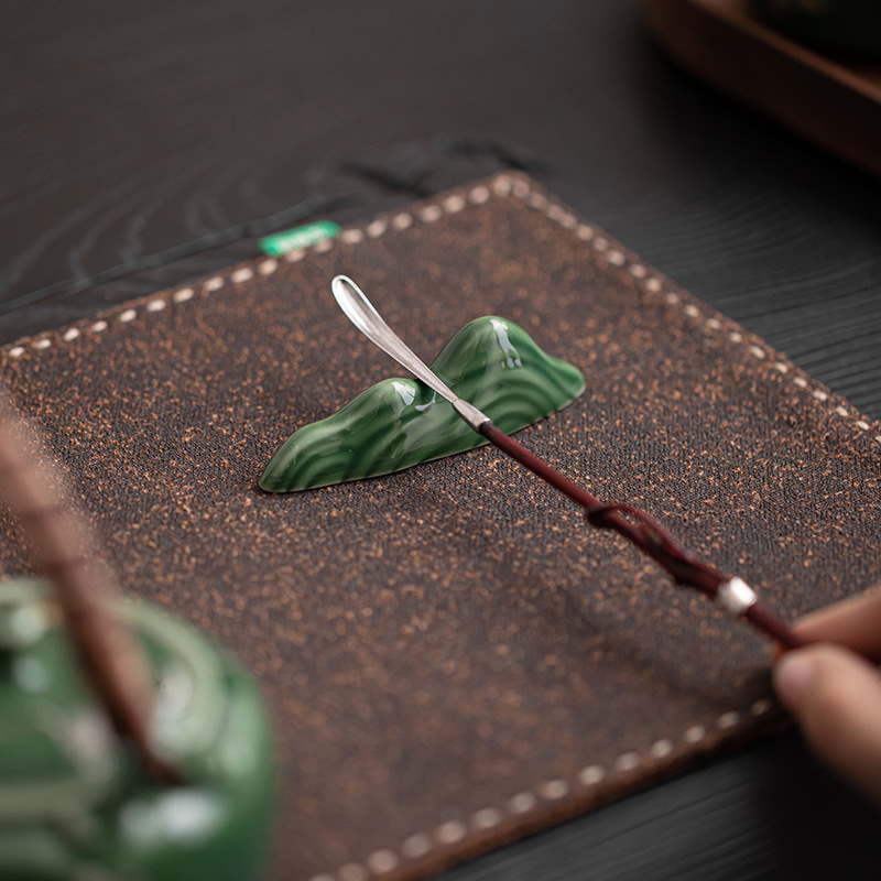 Set ceramic pentru ceremonia ceaiului: suport pentru pix, suport pentru capacul ceainicului, ornament decorativ în formă de stâncă și suport pentru lingurița de matcha