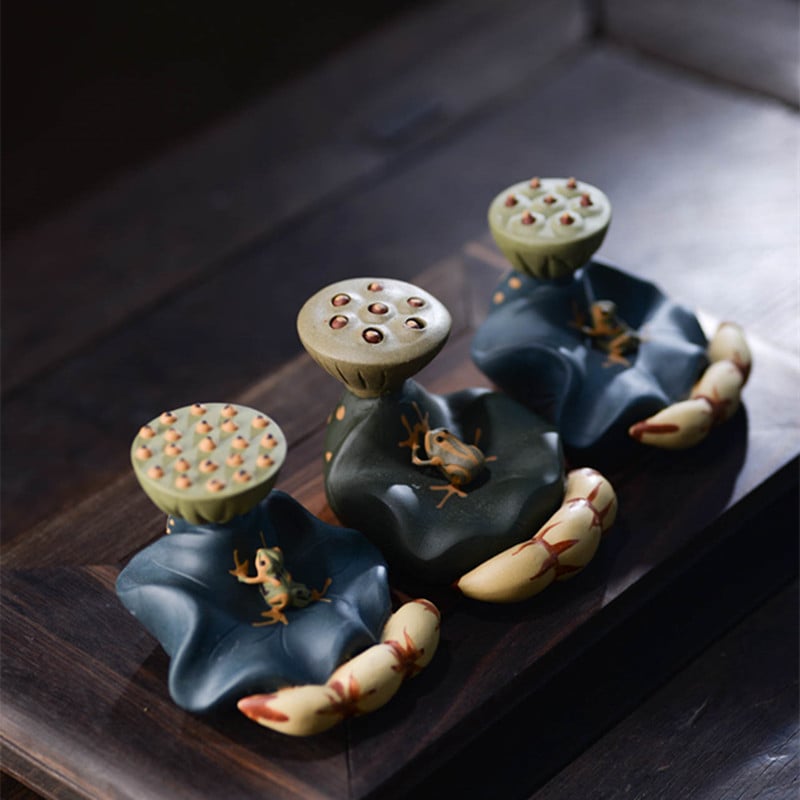 Figurină de ceai din lut Yixing mov — broscuţă pe frunza de lotus, capac cu sămânță de lotus, mică sculptură decorativă pentru ceainic