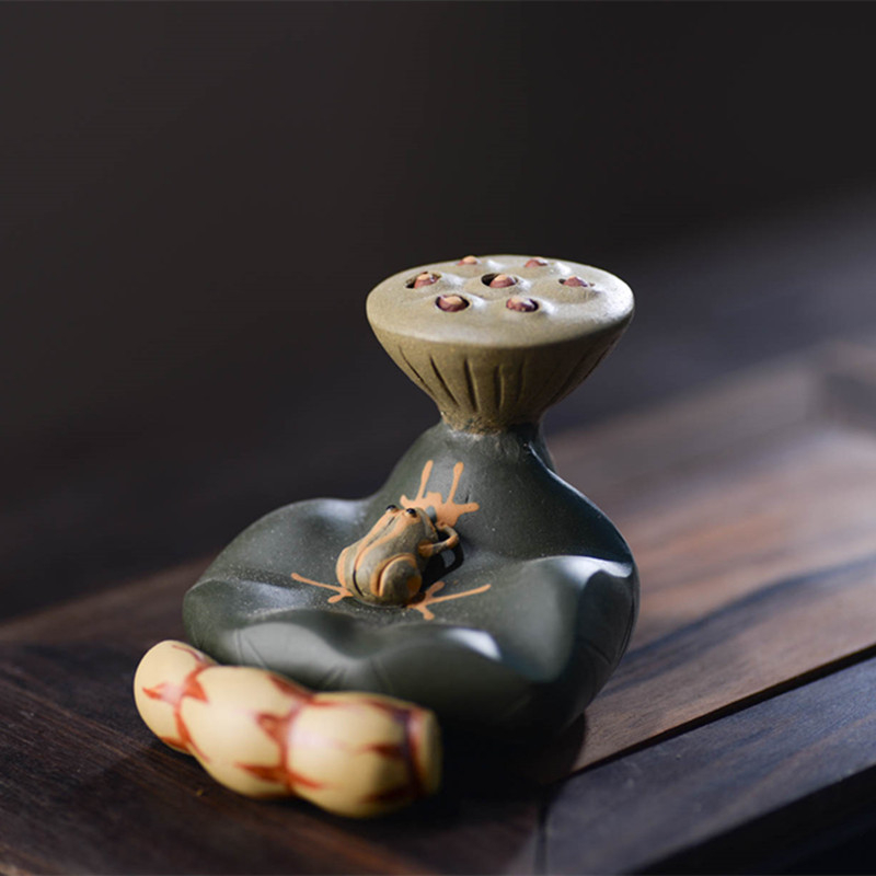 Figurină de ceai din lut Yixing mov — broscuţă pe frunza de lotus, capac cu sămânță de lotus, mică sculptură decorativă pentru ceainic