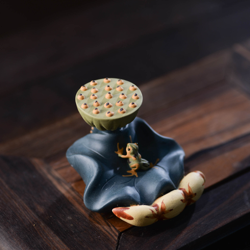 Figurină de ceai din lut Yixing mov — broscuţă pe frunza de lotus, capac cu sămânță de lotus, mică sculptură decorativă pentru ceainic