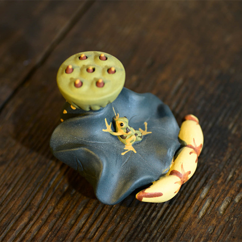 Figurină de ceai din lut Yixing mov — broscuţă pe frunza de lotus, capac cu sămânță de lotus, mică sculptură decorativă pentru ceainic