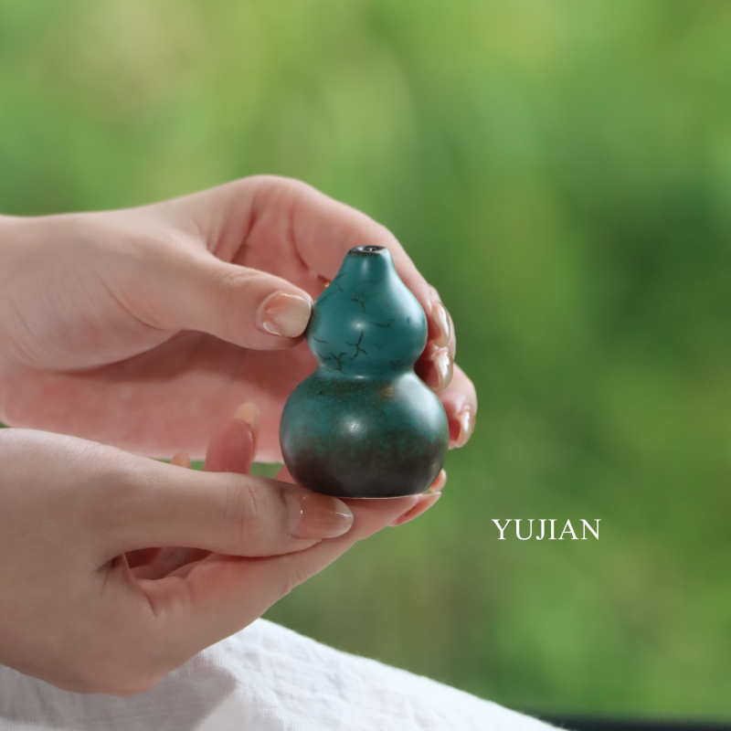 Tea pet ceramic, glazură turcoaz-verde, decor creativ, mini vază cu capac pentru aromă