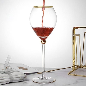 Pahar de vin roșu cu margine aurie și pahar de șampanie, pahar înalt cu margine aurită — pahare elegante pentru masă