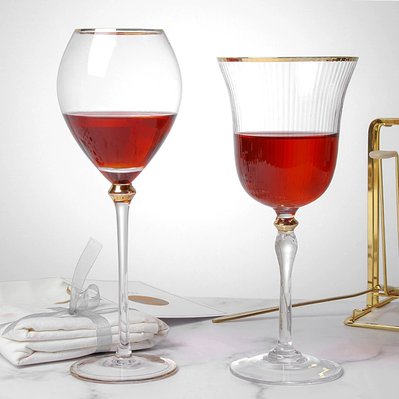 Pahar de vin roșu cu margine aurie și pahar de șampanie, pahar înalt cu margine aurită — pahare elegante pentru masă