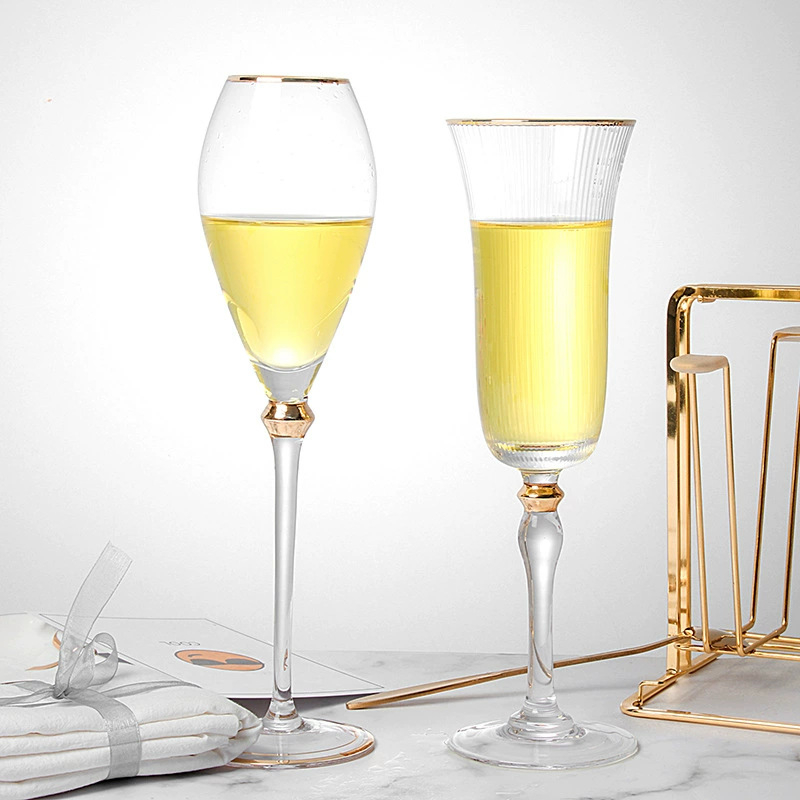 Pahar de vin roșu cu margine aurie și pahar de șampanie, pahar înalt cu margine aurită — pahare elegante pentru masă