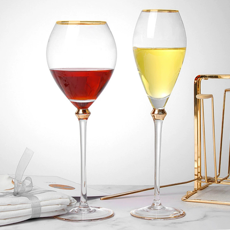 Pahar de vin roșu cu margine aurie și pahar de șampanie, pahar înalt cu margine aurită — pahare elegante pentru masă