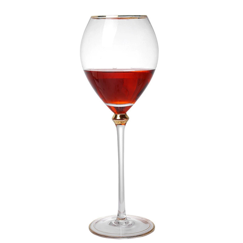 Pahar de vin roșu cu margine aurie și pahar de șampanie, pahar înalt cu margine aurită — pahare elegante pentru masă
