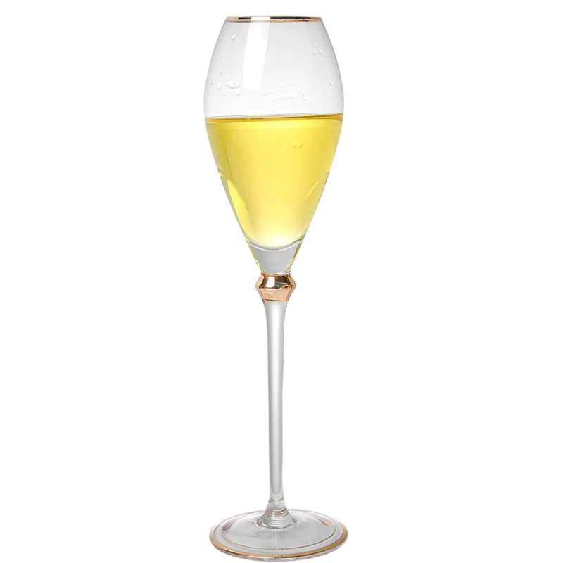 Pahar de vin roșu cu margine aurie și pahar de șampanie, pahar înalt cu margine aurită — pahare elegante pentru masă
