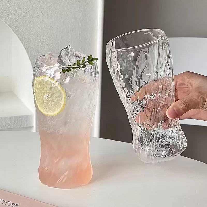 Pahar de sticlă cu textură de scoarță ciocănită, fără mâner, 501–600 ml, pentru apă, lapte, suc sau bere
