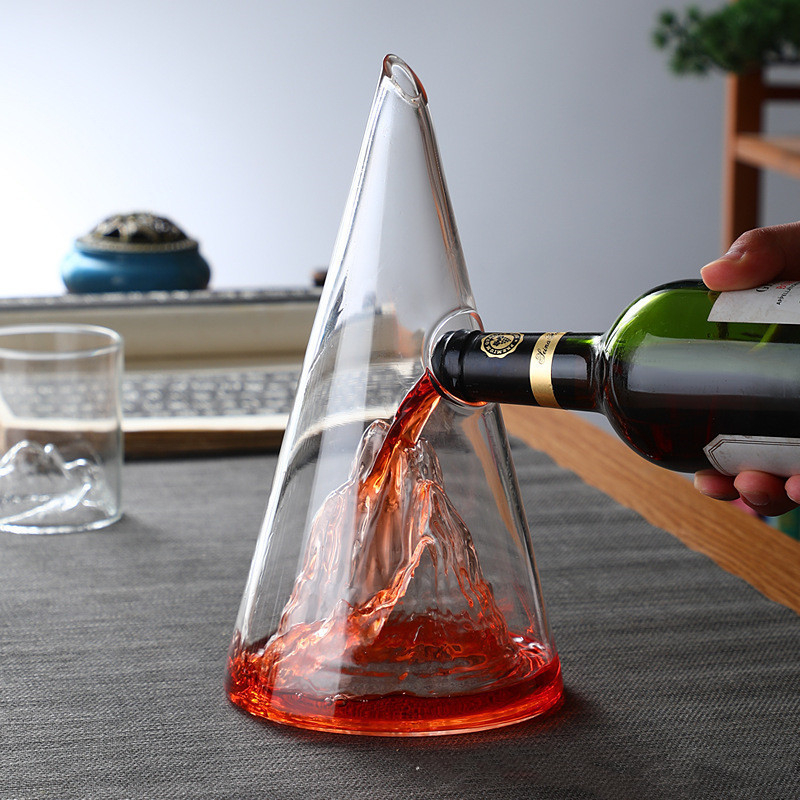 Decantor pentru vin roșu, capacitate mică, sticlă borosilikat, design cu vedere la munte, stil modern minimalist