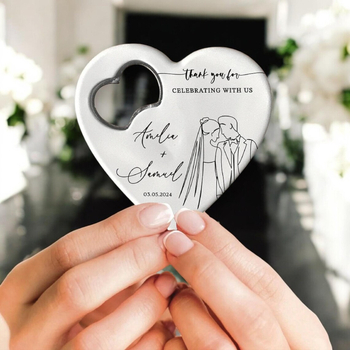 Magnet de frigider personalizat în formă de inimă cu deschizător de sticle; posibilitatea imprimării logo-ului; cadou versatil pentru nunți, zile de naștere și alte ocazii.