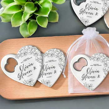 Magnet de frigider personalizat în formă de inimă cu deschizător de sticle; posibilitatea imprimării logo-ului; cadou versatil pentru nunți, zile de naștere și alte ocazii.