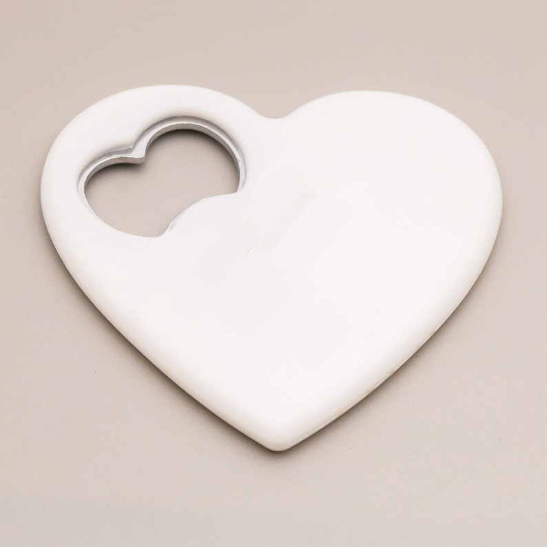 Magnet de frigider personalizat în formă de inimă cu deschizător de sticle; posibilitatea imprimării logo-ului; cadou versatil pentru nunți, zile de naștere și alte ocazii.
