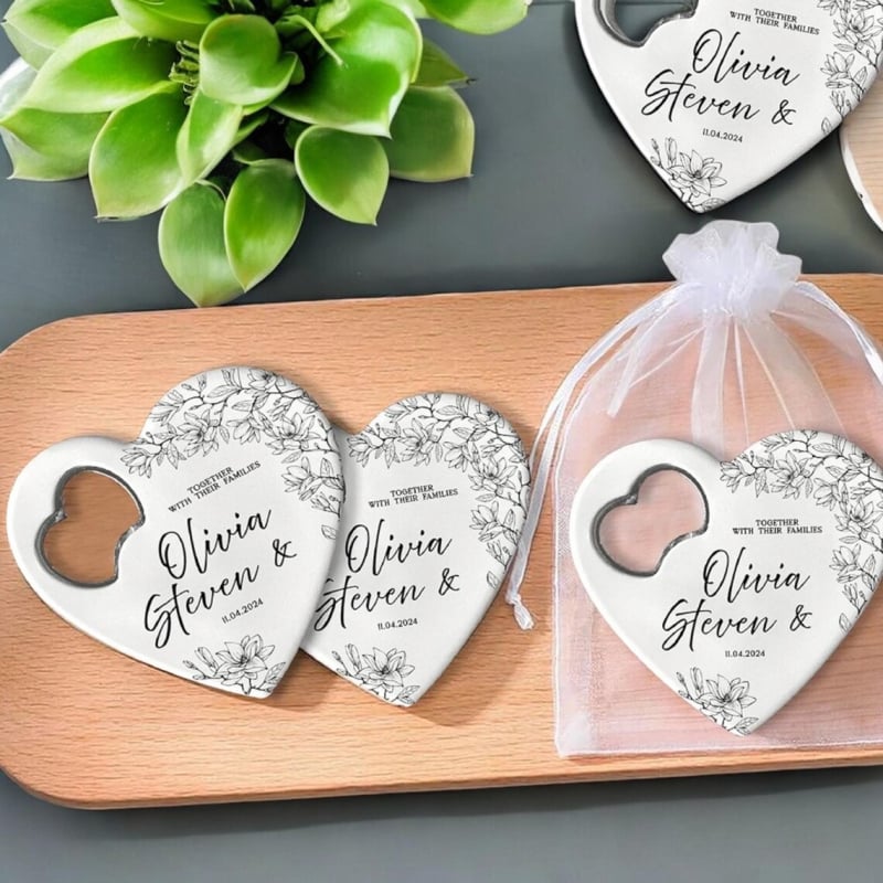 Magnet de frigider personalizat în formă de inimă cu deschizător de sticle; posibilitatea imprimării logo-ului; cadou versatil pentru nunți, zile de naștere și alte ocazii.
