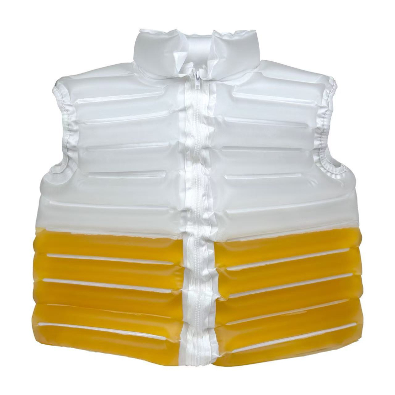 Jachetă transparentă, umplută cu bere, pentru piscine