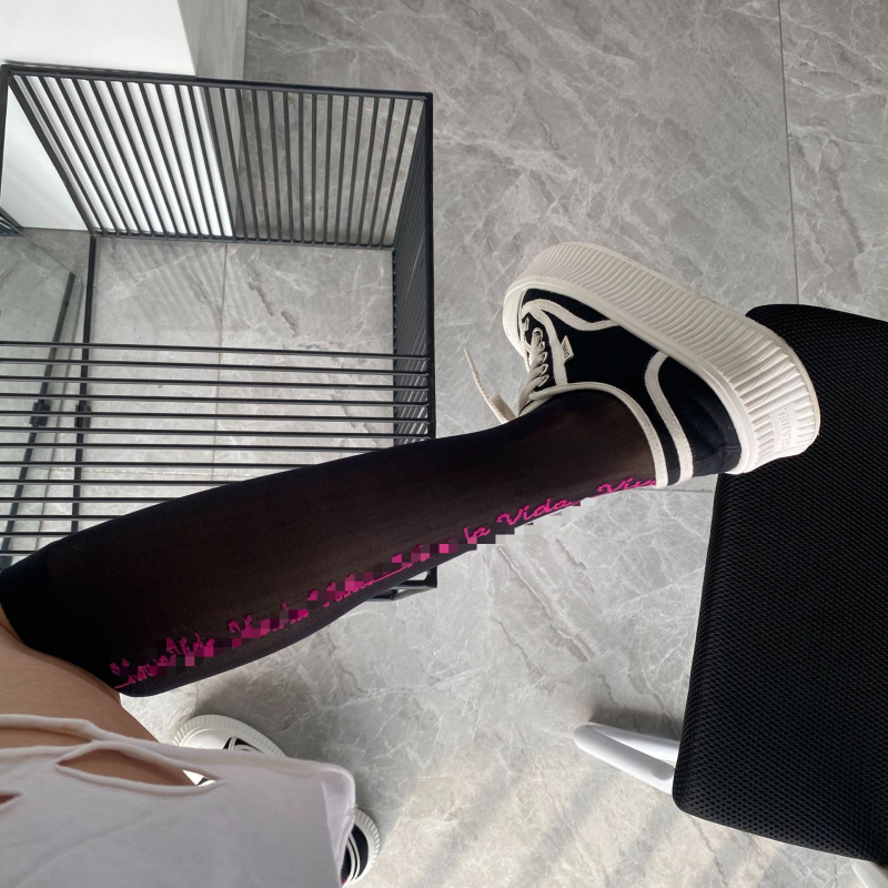 Srednje dužine čarape s metalnom srebrnom niti i motivom slova, pletene s 240 igala