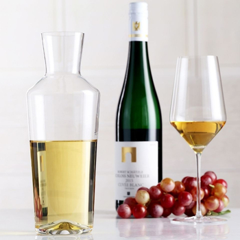 Decantor de vin roșu în stil Zalto, ușor, cu textură transparentă.
