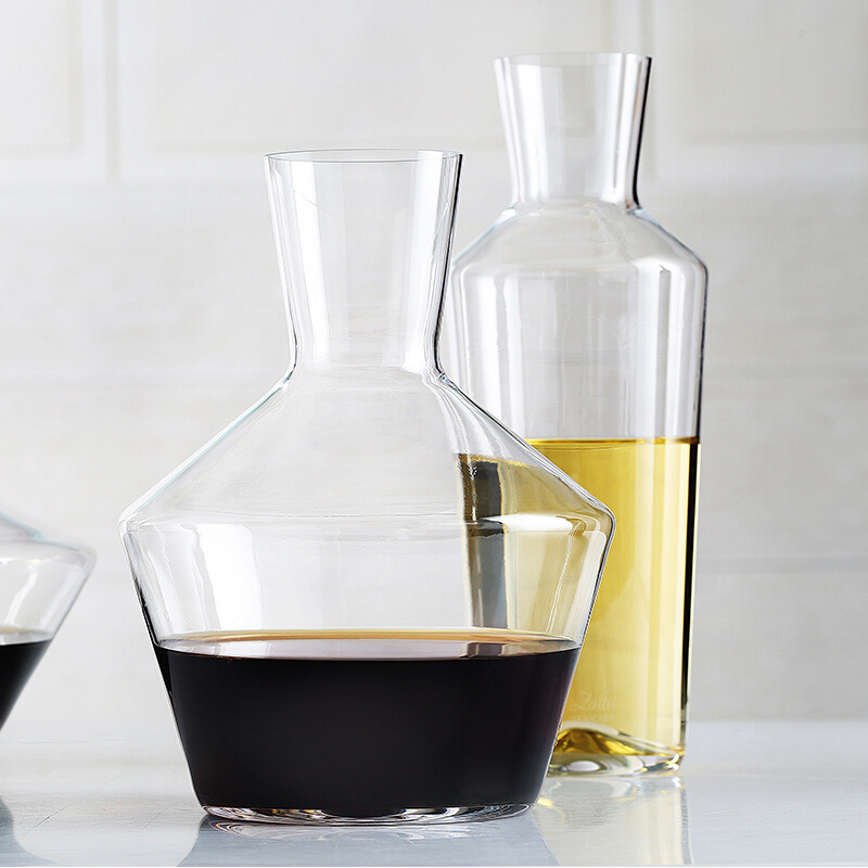 Decantor de vin roșu în stil Zalto, ușor, cu textură transparentă.