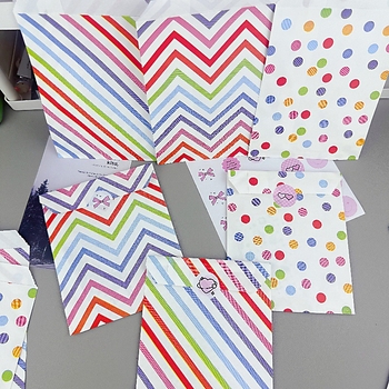 Pungi din hârtie Kraft colorate cu fundă conică, modele în valuri și buline, de unică folosință, pentru ambalare de petreceri, gustări, bomboane și produse de patiserie (12x17 cm)