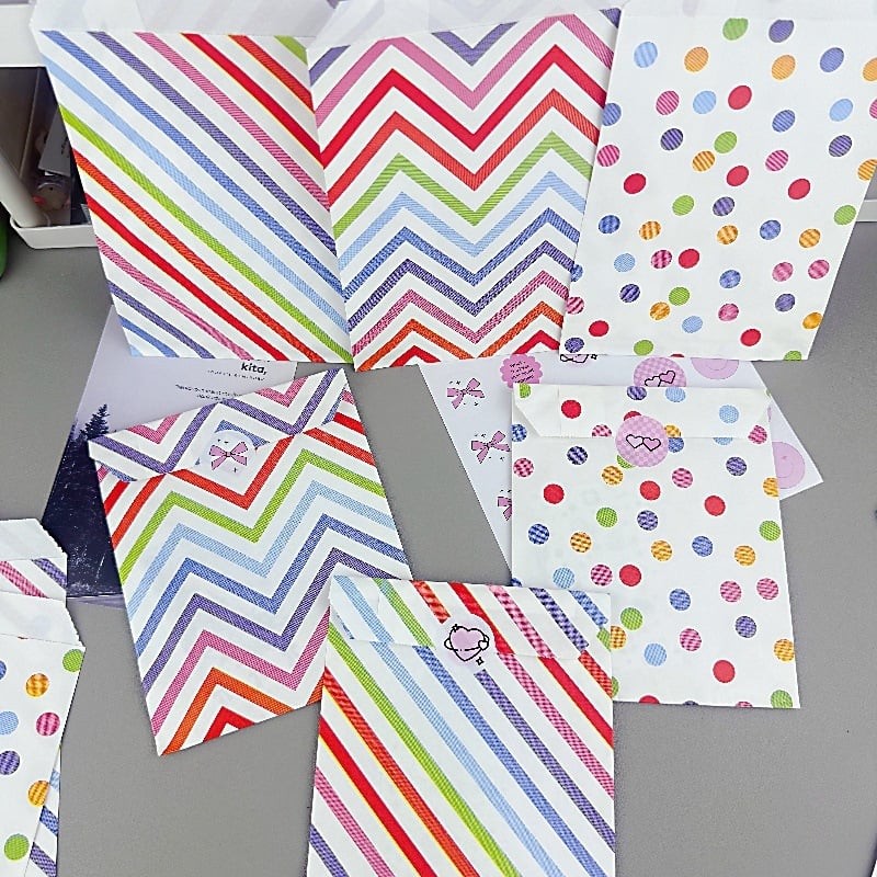 Pungi din hârtie Kraft colorate cu fundă conică, modele în valuri și buline, de unică folosință, pentru ambalare de petreceri, gustări, bomboane și produse de patiserie (12x17 cm)