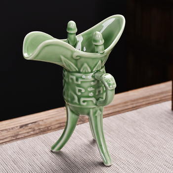 Pahar ceramic pentru vin, cu bază tripod, stil imperial retro