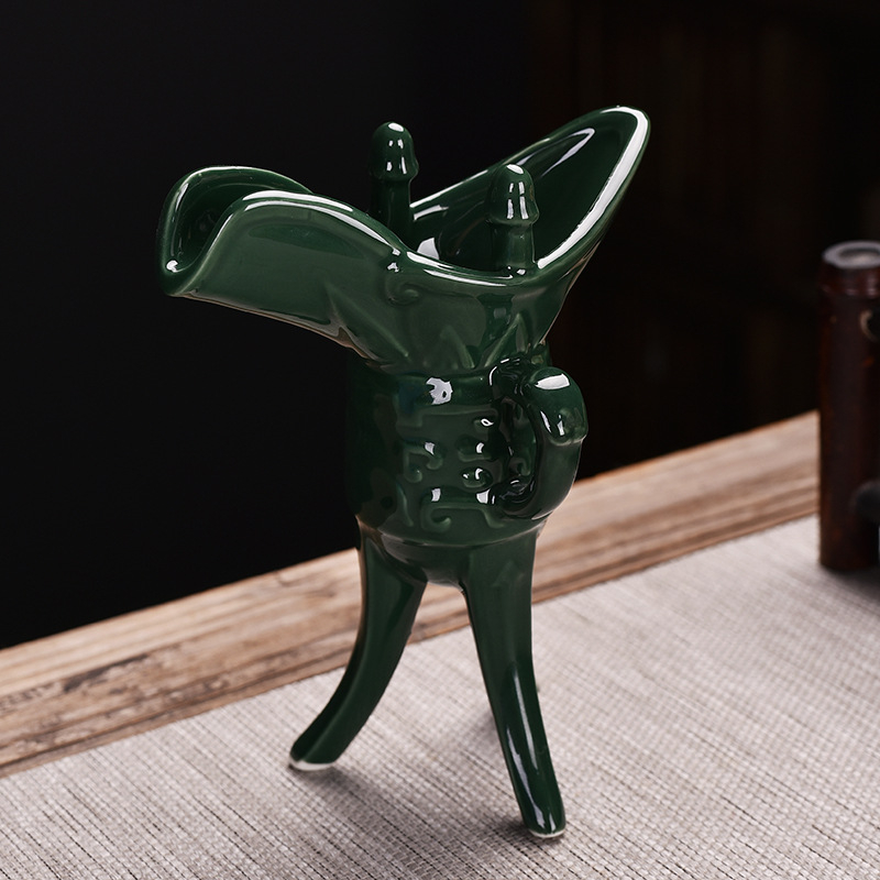 Pahar ceramic pentru vin, cu bază tripod, stil imperial retro