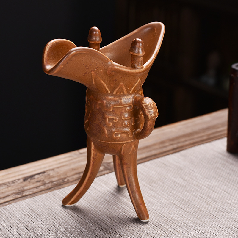 Pahar ceramic pentru vin, cu bază tripod, stil imperial retro